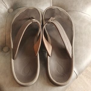Olukai size 8 sandals